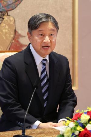 オランダとベルギー公式訪問を前に、記者会見される天皇陛下=11日午後、宮殿・石橋の間(代表撮影)