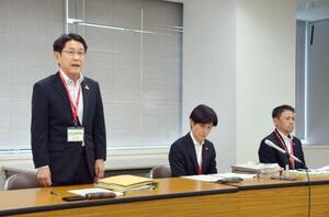 記者会見する北九州市教育委員会の担当者ら=18日午後、北九州市