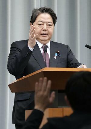 記者会見する林芳正官房長官