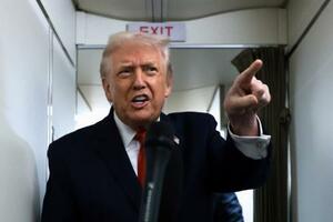 　大統領専用機「エアフォースワン」の機内で報道陣の取材に応えるトランプ大統領＝９日（ロイター＝共同）