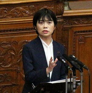 参院本会議で代表質問を行う立憲民主党の打越さく良参院議員=12月4日、国会
