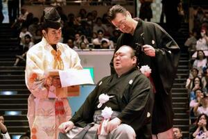 断髪式で先代師匠の宮城野親方(右)から大銀杏に最後のはさみを入れられた元関脇宝富士の桐山親方=31日、両国国技館