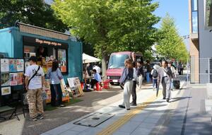 キッチンカーなどが並ぶ「東大通みちばたリビング」＝新潟市中央区東大通１