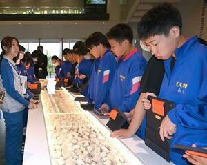 デンカ青海工場を見学し脱炭素の取り組みを学んだ青海中生徒=糸魚川市
