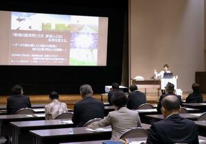 女性や若者の採用増を企業に促した経営者向けセミナー=新潟市中央区