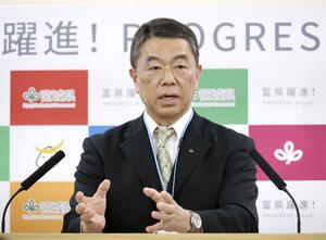 記者会見する全国知事会長の村井嘉浩宮城県知事=4月15日、宮城県庁