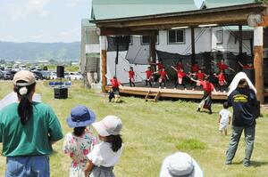 踊りやライブ演奏で盛り上げたアクティブサンロックサマーのオープニングステージ=7月13日、南魚沼市荒金の八海山麓スキー場