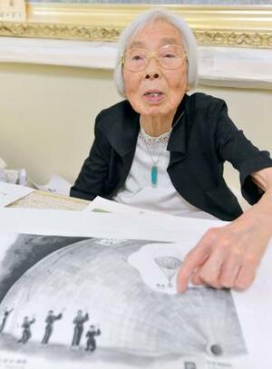 風船爆弾製作の様子を自身で描いた絵を見ながら、大久野島での体験を語る岡田黎子さん=6月、広島県三原市