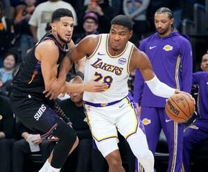 サンズ戦で攻めるレーカーズの八村(右)=フェニックス(AP=共同)