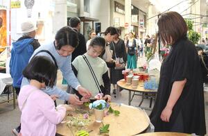 多くの来場者が集まった「古町どんどん」=5月11日、新潟市中央区古町通7