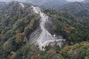 　工事が一時中止となった千葉県鴨川市のメガソーラー開発現場の山林周辺＝１１月（ドローンから）