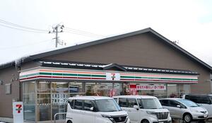 建材に県産木材を使用したセブン－イレブンの新店舗＝新発田市中央町２