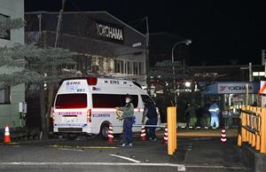 事件のあった横浜ゴム三島工場の出入り口付近=26日午後8時2分、静岡県三島市