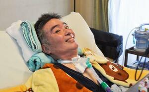 　自宅で取材を受ける津久井教生さん。「すてきな本が出来上がったので、多くの人に手に取ってほしい」＝３月、埼玉県川越市