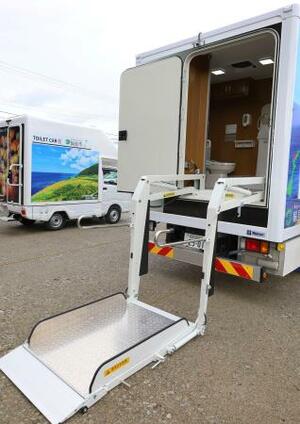 　石川県輪島市が導入した、車いすのまま利用できるトイレカー＝２１日午後、輪島市