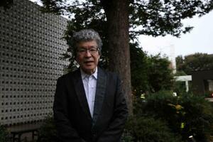 取材に応じる社会学者の大沢真幸さん＝１０月２２日、東京都渋谷区