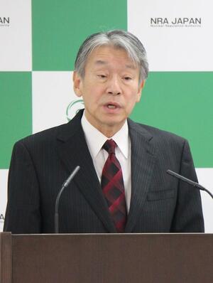 会見で柏崎刈羽原発に関する見解を述べる原子力規制委員会の山中伸介委員長＝２６日、東京・六本木