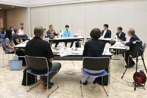 地域に人をどう呼び込むかや、伝統産業の在り方を巡って語り合った「車座トーク」=加茂市幸町2