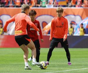 長倉幹樹(右)=デンカビッグスワン