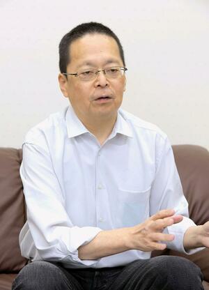 インタビューに応じる越智敏夫・新潟国際情報大学長