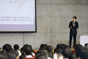 新発田高校１３０周年記念事業で講演する古川善博さん＝新発田市豊町３