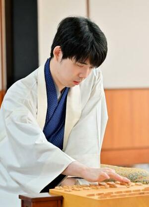 シンガポールで開幕した将棋の第73期王座戦5番勝負で、挑戦者の伊藤匠叡王と対戦する藤井聡太王座=4日(日本将棋連盟提供)