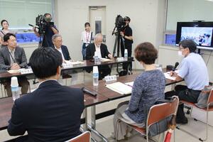 県病院局が改革の取り組みなどを報告した県立病院経営委員会=県庁