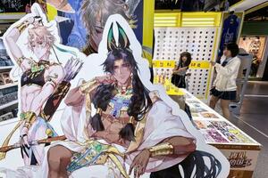 商業施設内の店舗に設置されたBL関連作品のキャラクターのパネル=2024年8月、北京(共同)
