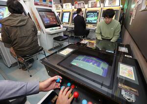 テクノポリスの最も奥に鎮座するテーブル型のゲーム台=長岡市要町1