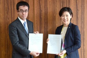 地域活性化起業人に関する協定書を交わした津南町の桑原悠町長(右)と、おかえり集学校の寺西和之さん=津南町役場