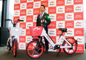 ドコモ・バイクシェアが年内に導入する電動バイク(右)と新しい電動アシスト付き自転車(左)=3日午前、東京都品川区