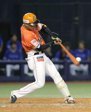 八回、代打の小池が本塁打を放ち３－３の同点＝エコスタ