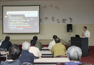 生物多様性を保つ農法について理解を深めた勉強会=佐渡市新穂潟上