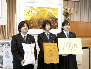 最高賞の文部科学大臣賞に輝いた伊豆伊東高のメンバーと受賞作=3月19日、佐渡市相川栄町