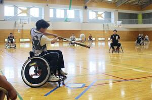 試合形式で車いすソフトボールの魅力に触れる体験会の参加者ら=7日、新潟市北区