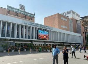 インド・ニューデリーの医科大学の構内=20日(共同)