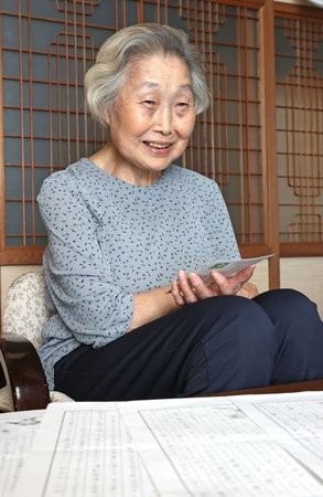南中の生徒から届いた手紙をうれしそうに読む櫻井美津さん。「戦争の切なさは体験しないと分からないけれど、もう二度とあんなことは起きてほしくない」と語る=長岡市南町3