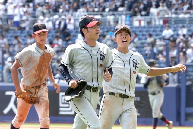 中越-関根学園 9回175球を投げきり、ベンチへ戻る関根学園のエース鈴木興丞=7月24日、新潟市中央区長潟のハードオフ・エコスタジアム