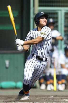 開志学園－帝京長岡　７回帝京長岡２死二塁、富田惇紀が右前適時打を放ち５－１＝９月２４日、三条市月岡４の三条パール金属スタジアム