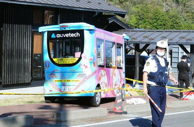 事故を起こした自動運転バス＝１２日午後４ごろ、弥彦村のおもてなし広場