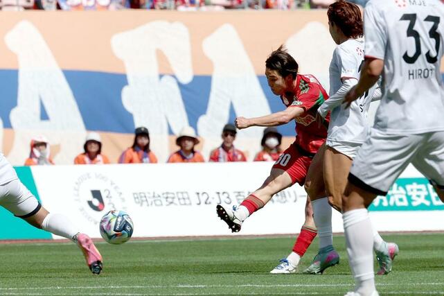 前半、シュートを放つ新潟のＭＦ奥村仁＝デンカビッグスワン