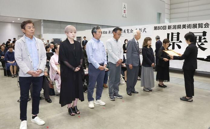 入賞者に記念の盾などが贈られた県展の表彰式=30日、新潟市中央区