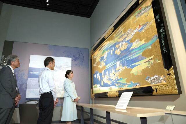 新潟市歴史博物館みなとぴあを視察される天皇、皇后両陛下の長女愛子さま＝７日、新潟市中央区