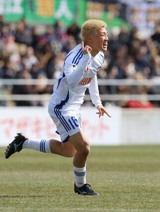 前半、FW小見洋太が先制ゴールを決める=プラスタ