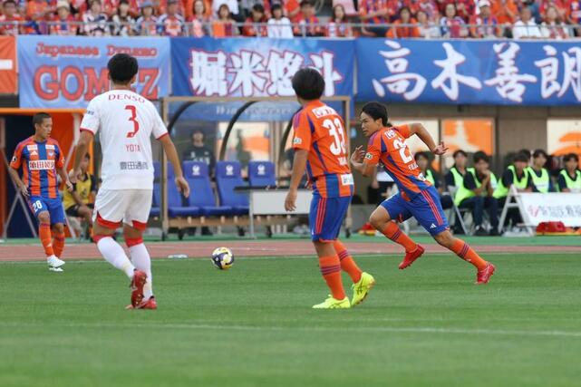 前半、MF藤原奏哉(25)が攻め上がる=デンカビッグスワン