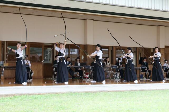 弓道女子団体決勝 2位だった長岡の選手たち