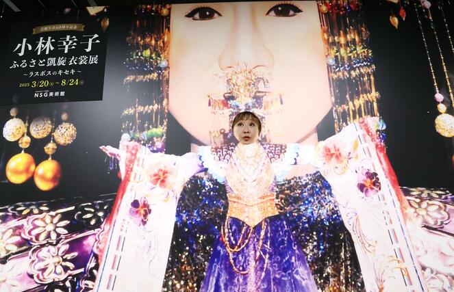 顔はめパネルから顔をのぞかせる小林幸子さん＝３月２０日、新潟市中央区西船見町