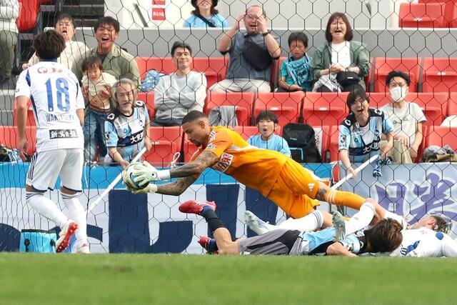 ＦＣ大阪－新潟　後半、好セーブを見せるＧＫバウマン＝花園