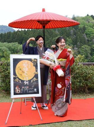 今年の「つがわ狐の嫁入り行列」の花嫁花婿に選ばれた末芳まどかさん、拓路さん＝３日、阿賀町津川
