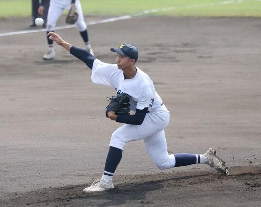 高田農－十日町　十日町先発の大平＝柏崎市佐藤池野球場